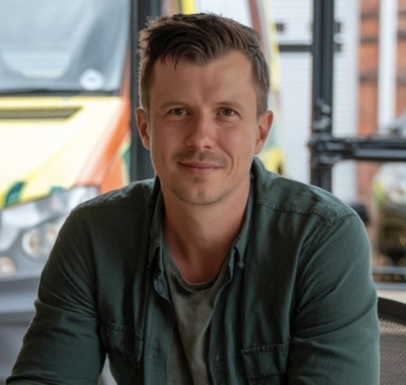 Nicolai Varney med ambulance i baggrunden